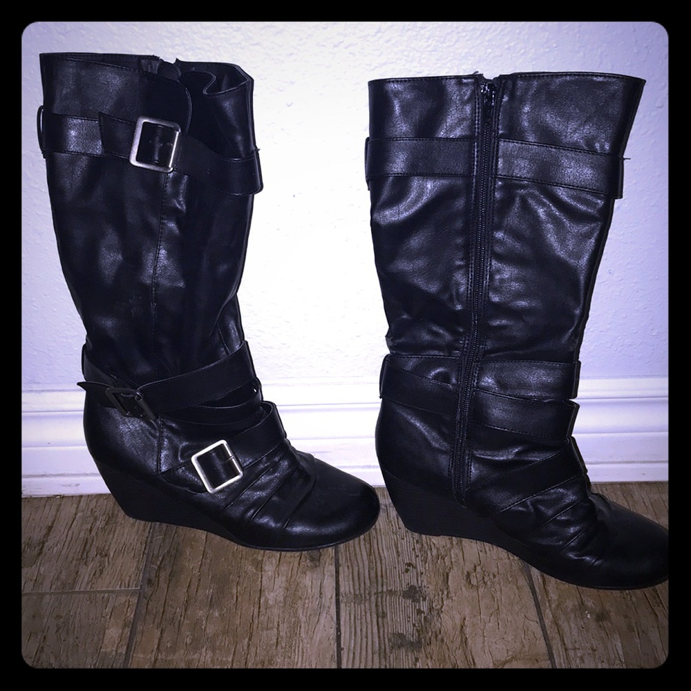 Black wedged boots